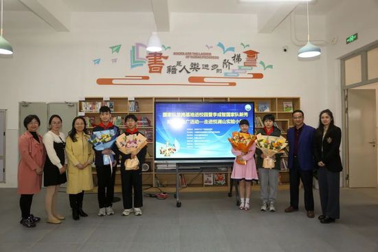 他看了看身边的苏守道，冷声询问：怎么，伊藤家族还没回复？没有。